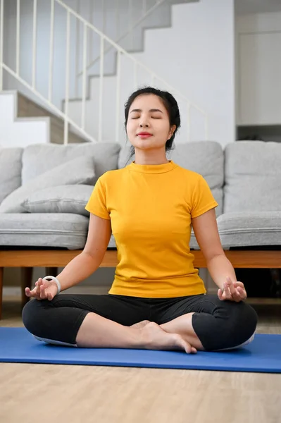 Ontspannen Kalme Jonge Aziatische Vrouw Die Thuis Yoga Beoefent Een — Stockfoto