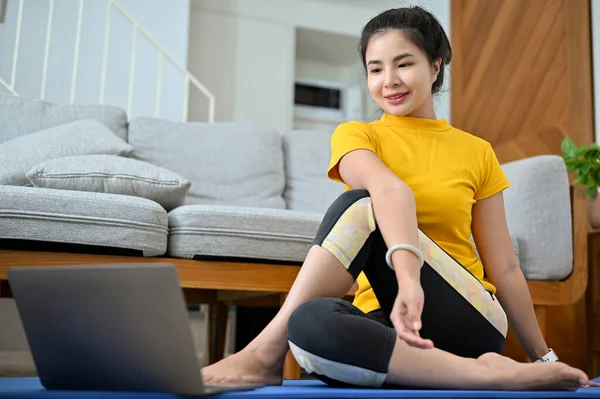 Aantrekkelijke Pasvorm Jonge Aziatische Vrouw Sportkleding Oefenen Yoga Doen Half — Stockfoto