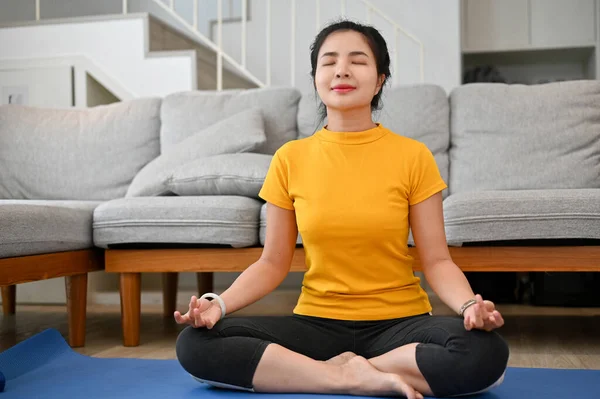 Ontspannen Kalme Jonge Aziatische Vrouw Die Yoga Beoefent Een Lotushouding — Stockfoto