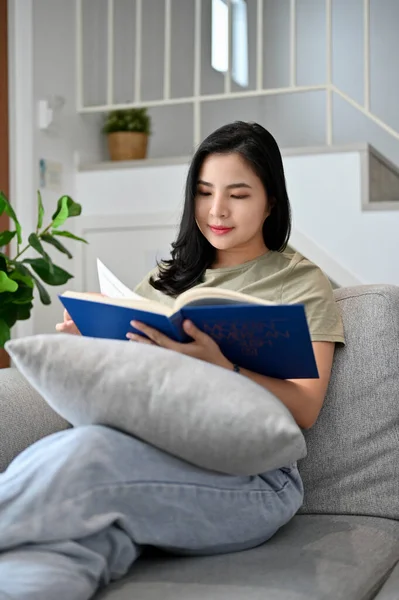 Porträt Schöne Junge Asiatin Entspannt Sich Wohnzimmer Sitzt Auf Dem — Stockfoto