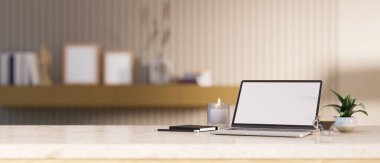 Yakın plan görüntü, taşınabilir laptop beyaz ekran modeli, aksesuarlar ve beyaz mermer masa üstüne kopyalama alanı olan modern lüks ev işyeri. 3d görüntüleme, 3d illüstrasyon