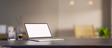 Portatif dizüstü bilgisayar, dekor ve fotokopi odasıyla arka plandaki bulanık ev oturma odasına karşı modern stil ev işyeri. 3d görüntüleme, 3d illüstrasyon