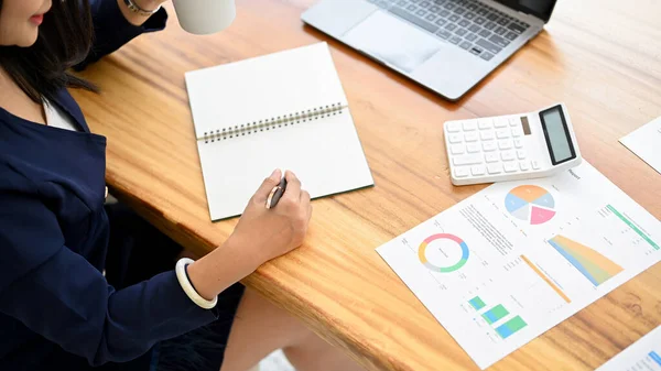 Overhead Shot Businesswoman Female Financial Worker Working Her Office Desk — Stock Photo, Image