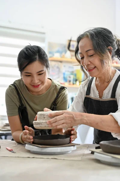 Idoso Mulher Asiática Jovem Mulher Asiática Fazendo Copo Cerâmica Juntos — Fotografia de Stock