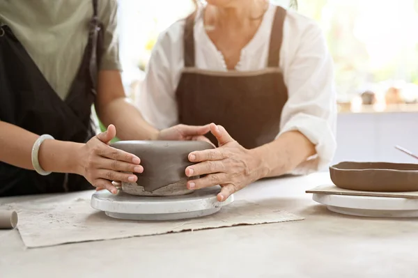 Deux Femmes Fabriquent Une Poterie Argile Moulant Ensemble Une Poterie — Photo