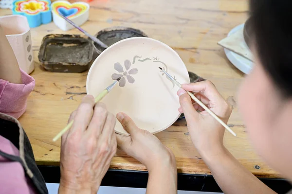 Крупным Планом Две Азиатки Рисуют Красивые Цветы Керамической Пластине Акрилового — стоковое фото