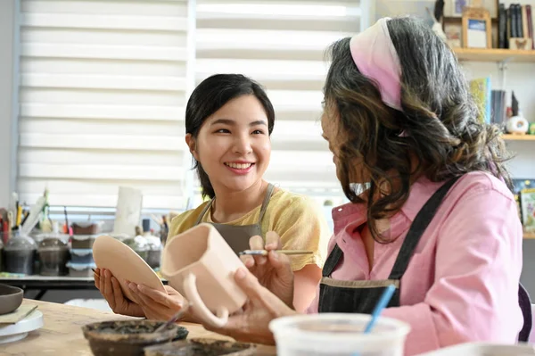 Feliz Milenial Mujer Asiática Pintando Una Cerámica Cerámica Con Una —  Fotos de Stock
