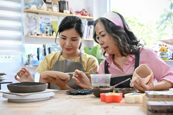 Feliz Relajada Asiática Joven Anciana Mujer Pintando Plato Cerámica Juntos —  Fotos de Stock