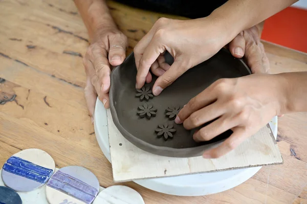 Изображение Сверху Руки Делающие Глиняную Керамику Украшающие Глиняную Тарелку Рабочем — стоковое фото