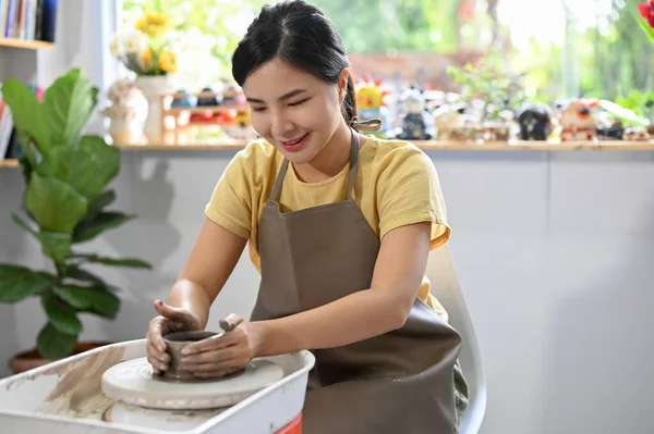 Hermosa Encantadora Joven Asiática Haciendo Una Taza Cerámica Una Rueda —  Fotos de Stock