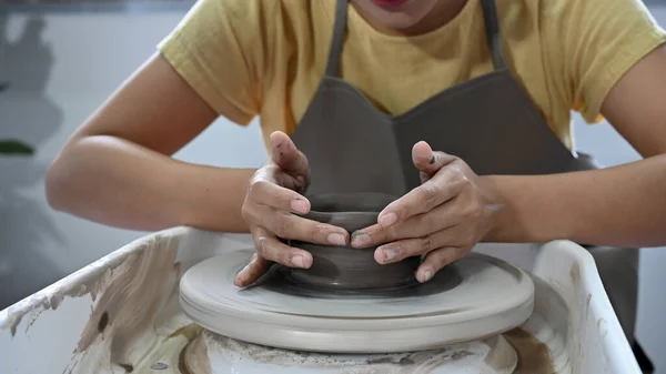 Kobieta Rzemieślnik Robi Ceramiczny Kubek Kole Garncarskim Pracowni Przycięty Obraz — Zdjęcie stockowe