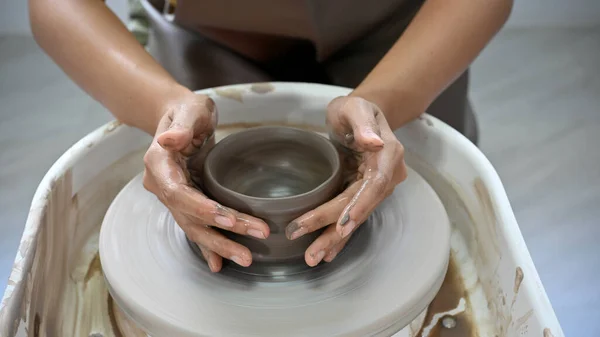 Image Recadrée Les Mains Femme Moulant Argile Faisant Une Poterie — Photo