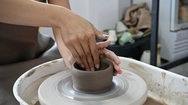 Mains Femme Moulant Argile Fabriquant Pot Poterie Argile Dans Atelier — Photo