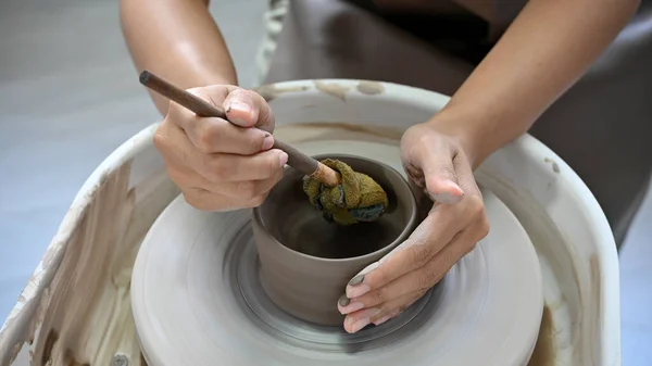 Une Femme Utilise Grattoir Pour Fabriquer Une Tasse Céramique Sur — Photo