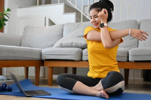 Deportiva Joven Asiática Esterilla Yoga Estirando Los Brazos Calentándose Para — Foto de Stock