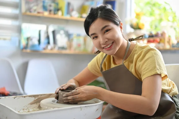 Hermosa Mujer Asiática Joven Haciendo Taza Cerámica Moldeando Arcilla Una —  Fotos de Stock