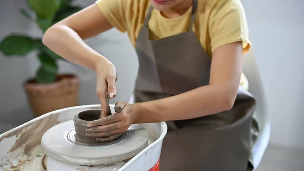 Przycięty Obraz Kobiece Dłonie Robiące Ceramiczne Kubki Kole Garncarskim Warsztacie — Zdjęcie stockowe