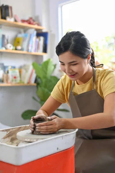 Uma Mulher Asiática Encantadora Fazendo Xícara Cerâmica Roda Oleiro Oficina — Fotografia de Stock