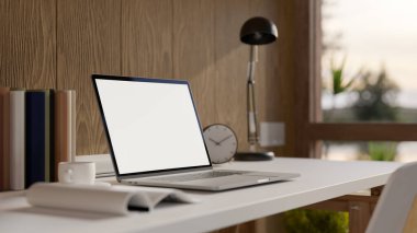 Portatif laptop boş ekran maketi, masa lambası ve ahşap duvarın üzerinde aksesuarları olan rahat bir çalışma alanı. 3d görüntüleme, 3d illüstrasyon