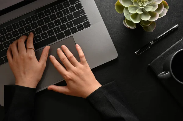 Top View Flat Lay Businesswoman Female Hands Wpisując Notebooku Klawiatury — Zdjęcie stockowe