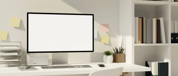 現代の白いワークスペースのインテリア オフィス用品や装飾が施された白いオフィス机の上のPcデスクトップコンピュータのモックアップ 白い壁と白い本棚 3Dレンダリング 3Dイラスト — ストック写真