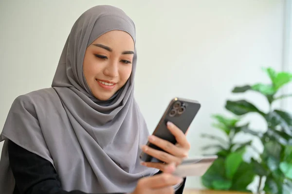 Ελκυστική Νεαρή Ασιάτισσα Μουσουλμάνα Γυναίκα Μαντίλα Χρησιμοποιώντας Ένα Smartphone Κουβεντιάζοντας — Φωτογραφία Αρχείου