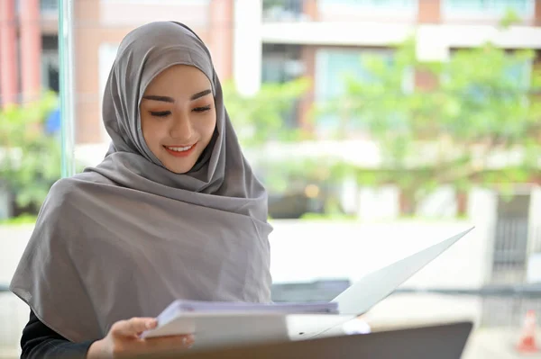 Привлекательная Очаровательная Студентка Мусульманка Тысячелетия Деловая Женщина Хиджабе Работающая Кофейне — стоковое фото
