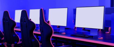 Modern internet kafe iç tasarımı, modern boş bilgisayar monitörü, masada RGB ışıkları, konforlu oyun koltuğu. 3d görüntüleme, 3d illüstrasyon