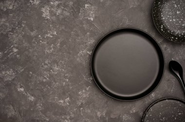 Boş seramik tabakları ve fotokopi alanı olan en az şık yemek masası. Mutfak eşyaları konsepti