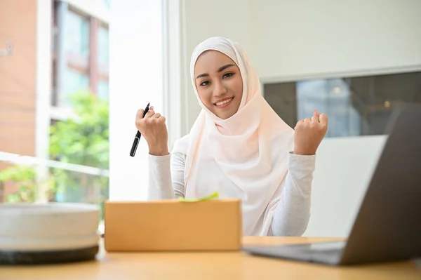 Веселая Счастливая Молодая Мусульманка Предпринимательница Малого Бизнеса Довольна Своим Онлайн — стоковое фото
