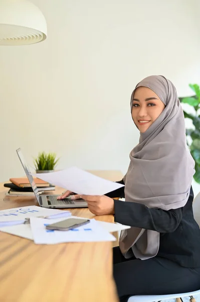 Красивая Профессиональная Мусульманка Бухгалтер Хиджабе Сидит Себя Офисе Держа Отчет — стоковое фото