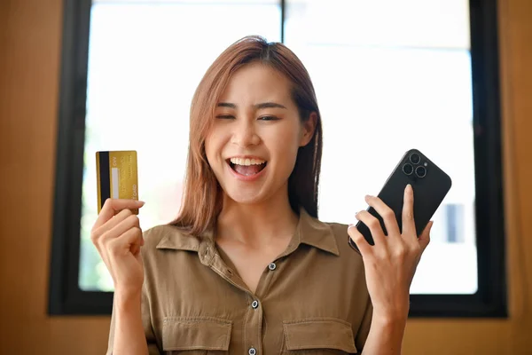 Mooie Vrolijke Jonge Aziatische Vrouw Met Een Creditcard Smartphone Online — Stockfoto