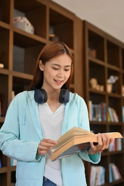Ziemlich Tausendjährige Asiatin Oder College Studentin Der Campus Bibliothek Beim — Stockfoto