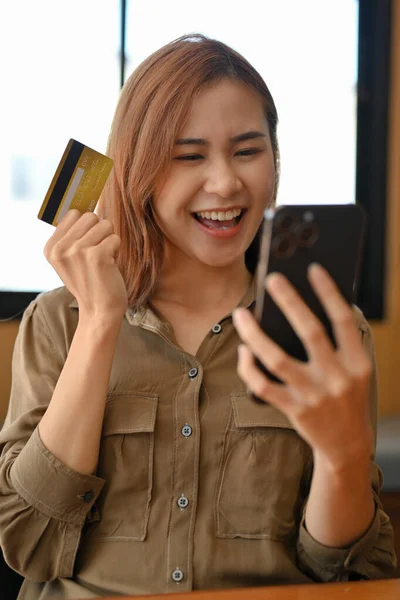 Opgewonden Verbaasd Jonge Aziatische Vrouw Genieten Van Winkelen Online Website — Stockfoto