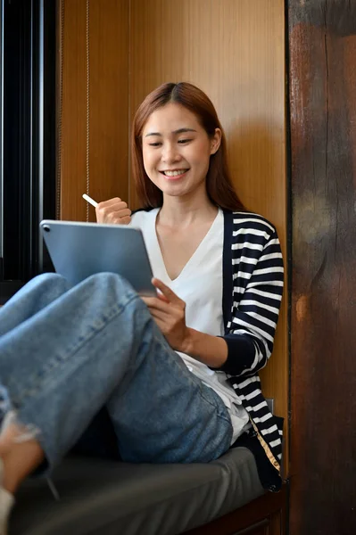 Ziemlich Charmante Junge Asiatische Studentin Sitzt Entspannt Der Bibliothek Und — Stockfoto