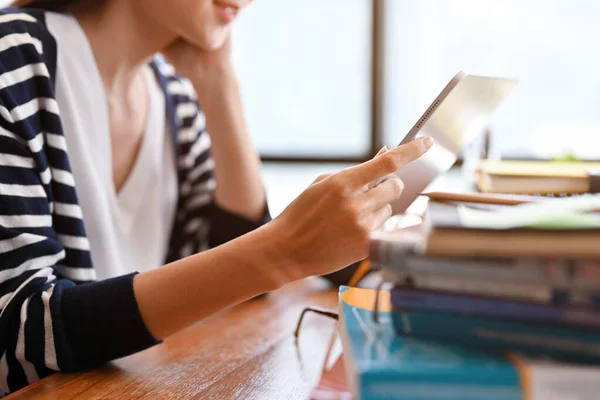 Imagen Recortada Una Hermosa Joven Asiática Estudiante Universitaria Utilizando Una — Foto de Stock