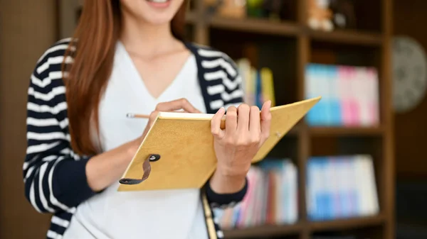 Przycięty Obraz Atrakcyjny Młody Azjatycki Student College Stojący Bibliotece Trzymając — Zdjęcie stockowe