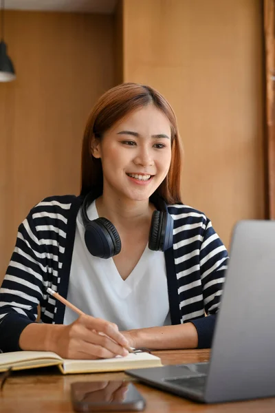Vrij Charmante Jonge Aziatische Vrouwelijke Universitaire Student Doet Huiswerk Lezing — Stockfoto