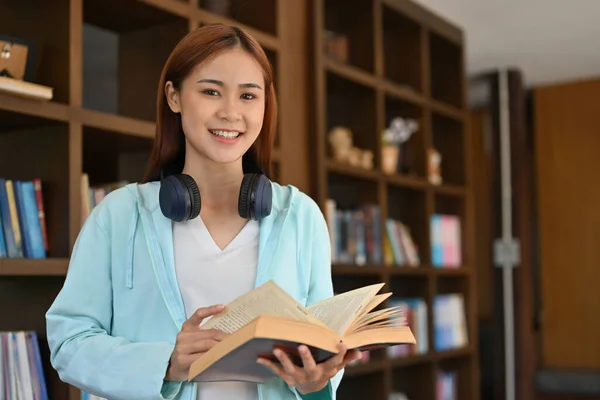 Attraktive Junge Asiatische Studentin Mit Drahtlosen Kopfhörern Steht Mit Einem — Stockfoto