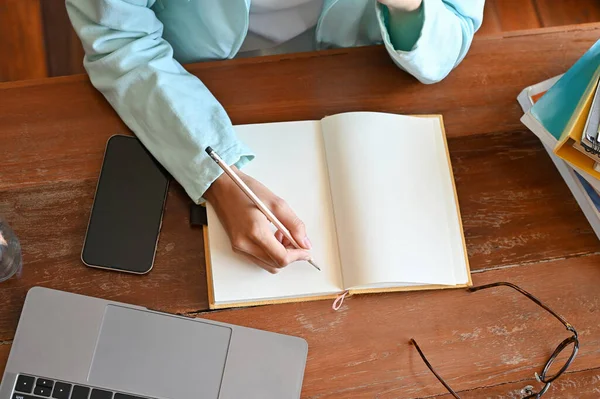 Inyección Aérea Una Joven Estudiante Secundaria Estudiante Universitaria Haciendo Deberes — Foto de Stock