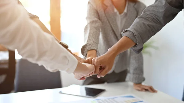 Eine Gruppe Von Geschäftsleuten Schlägt Nach Der Gemeinsamen Geschäftskonferenz Mit — Stockfoto