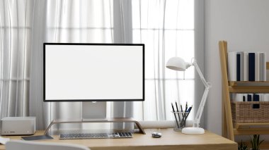 Masaüstü bilgisayar, masa lambası ve aksesuarları ahşap masa üzerinde olan modern, parlak ofis içi iç mimari tasarımı. 3d görüntüleme, 3d illüstrasyon