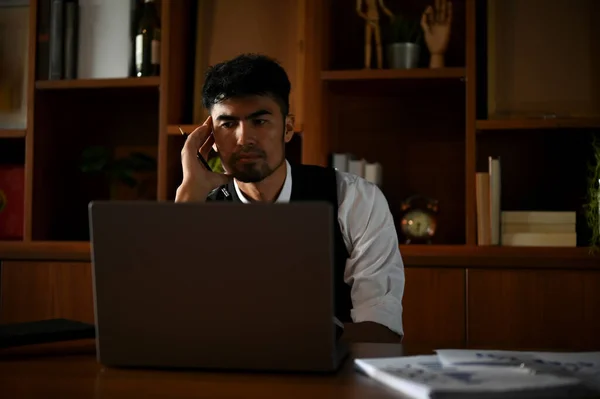 Ernstige Aziatische Zakenman Mannelijke Executive Manager Die Werkt Laptop Computer — Stockfoto