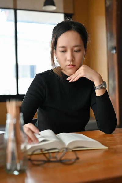 Bonita Jovem Asiática Estudante Universitário Focada Concentrada Lendo Livro Didático — Fotografia de Stock