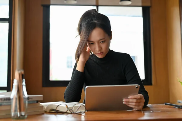 Stressato Giovane Lavoratrice Asiatica Freelance Guardando Schermo Tablet Pensiero Pensieroso — Foto Stock