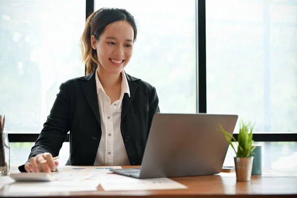 Charmante Jonge Aziatische Vrouwelijke Accountant Werknemer Werken Het Kantoor Met — Stockfoto