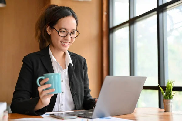 Intelligente Und Streberhafte Junge Asiatische Geschäftsfrau Formellen Anzug Arbeitet Ihrem — Stockfoto