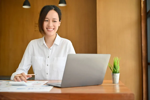 Csinos Millenniumi Ázsiai Üzletasszony Vagy Női Menedzsment Menedzser Dolgozik Asztalánál — Stock Fotó