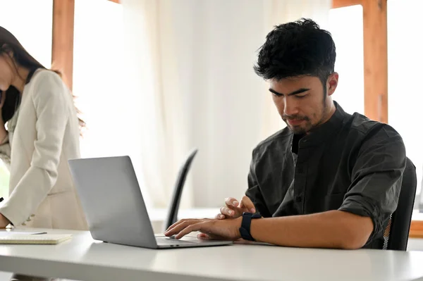 Hermoso Elegante Asiático Oficinista Masculino Sentado Escritorio Oficina Frente Computadora —  Fotos de Stock