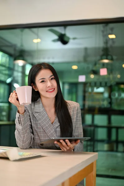 Attractive Gorgeous Asian Businesswoman Casual Suit Sitting Her Desk Holding — Fotografia de Stock